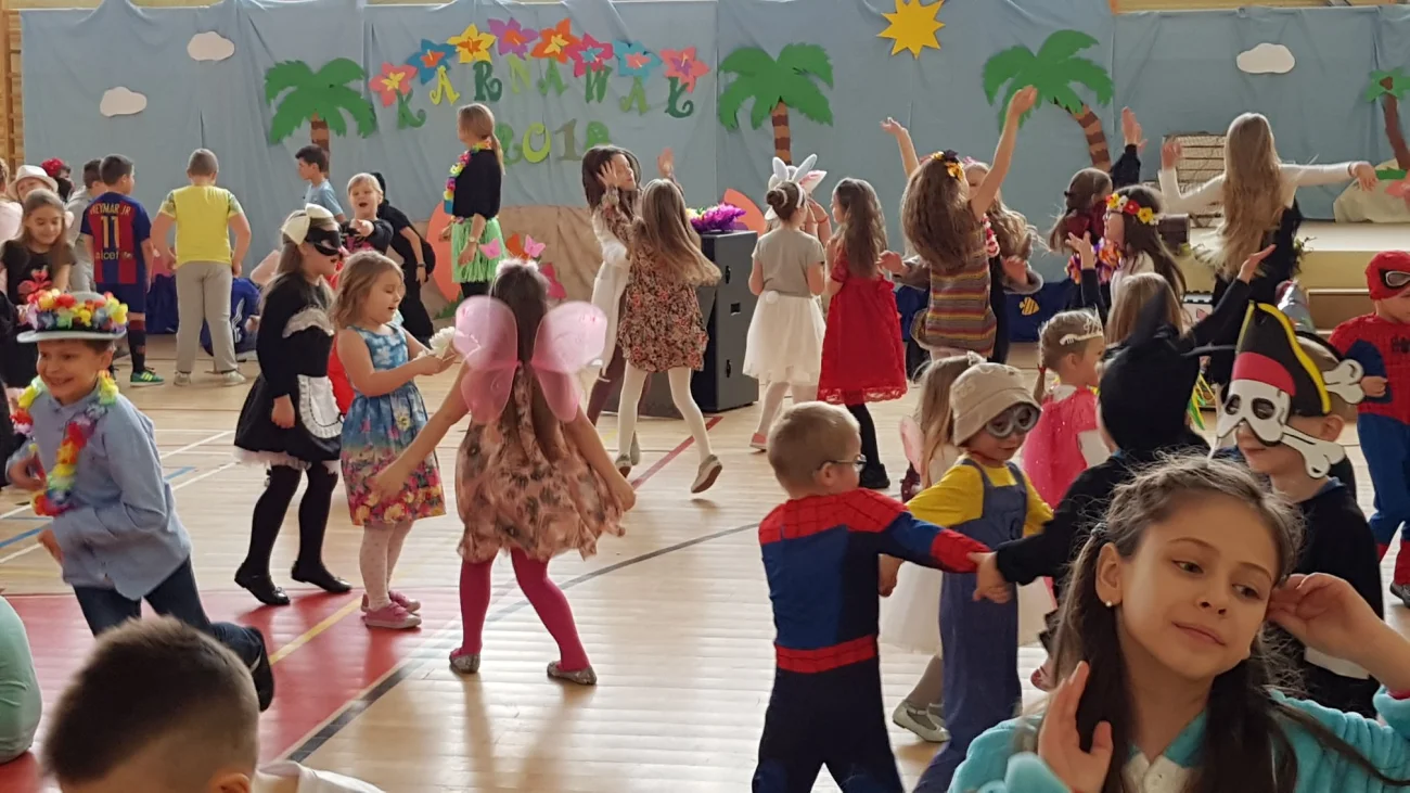 Bal karnawałowy w hawajskim stylu w pułtuskiej dwójce