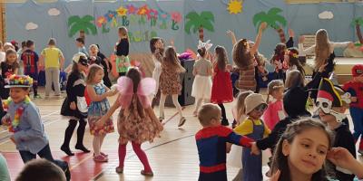 Bal karnawałowy w hawajskim stylu w pułtuskiej dwójce