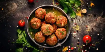 Podróż do Maroka. Jak przygotować aromatyczne pulpeciki z kurczaka z kuskusem i surówką?