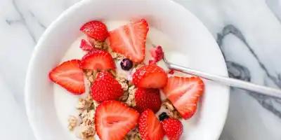 Porcja lekkich wiosennych zdrowych słodyczy 