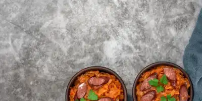 Bigos domowej roboty. Tradycyjny przepis na rozgrzewającą potrawę z kiszoną kapustą