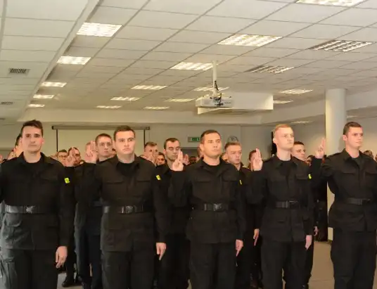 Dwóch nowych policjantów - po szkoleniu - zasili szeregi Pułtuskiej Policji