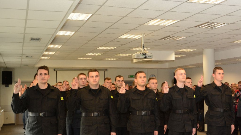 Dwóch nowych policjantów - po szkoleniu - zasili szeregi Pułtuskiej Policji