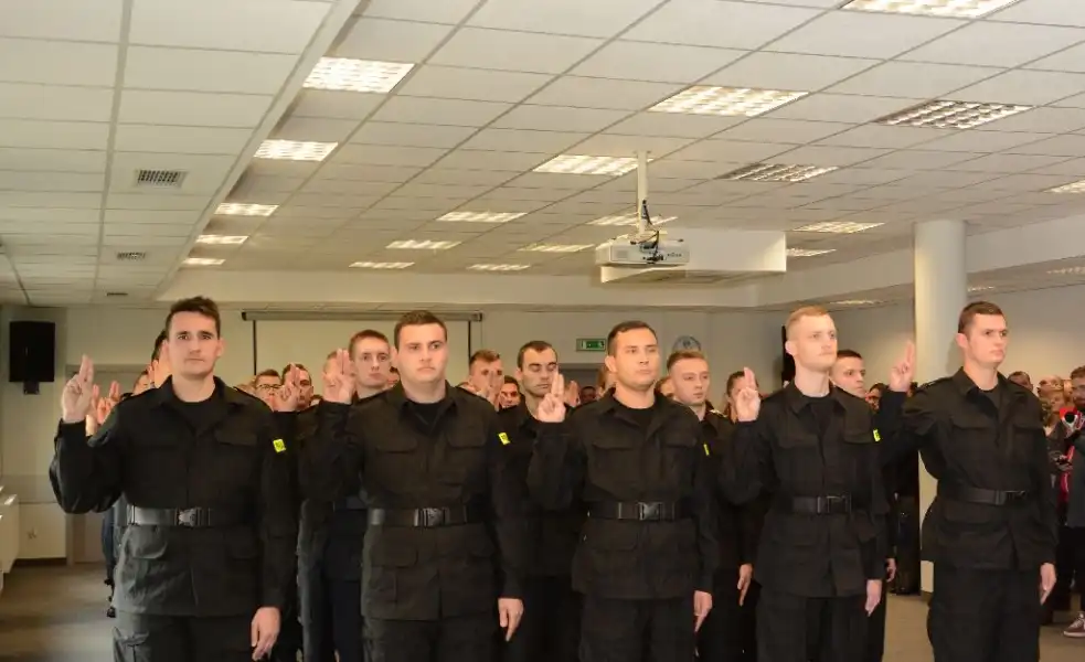 Dwóch nowych policjantów - po szkoleniu - zasili szeregi Pułtuskiej Policji