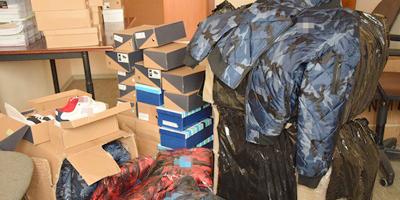 Handlowali podrobioną odzieżą. Zabezpieczono ubrania o wartości około 100 tys. zł