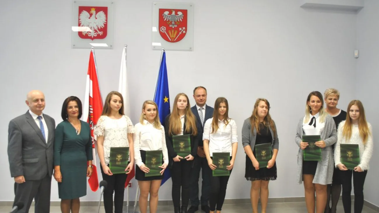 Starosta Pułtuski - Jan Zalewski wręczył stypendia pułtuskim uczniom