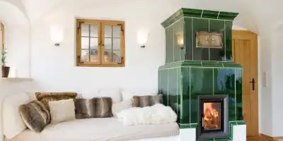 Zdrowy piec kaflowy z widokiem ognia.