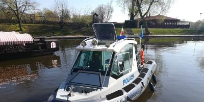 Pułtusk. Policyjna łódź patrolowa rozpoczęła kolejny sezon na Narwi