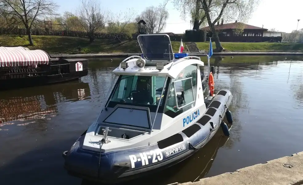 Pułtusk. Policyjna łódź patrolowa rozpoczęła kolejny sezon na Narwi