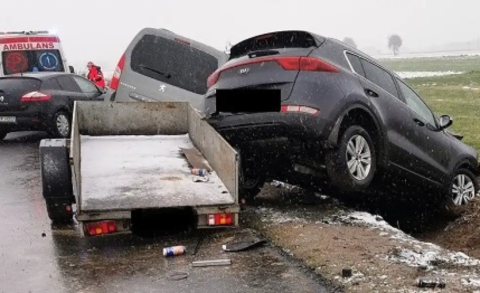 Wypadek w Obrytem, poszkodowanych dwóch kierowców