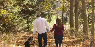 Wychodząc na spacer. Korzyści spacerów jesienią dla zdrowia.