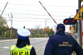 Policja i Straż Ochrony Kolei patrolują Świercze. Kontrolują przejazdy i rozdają odblaski