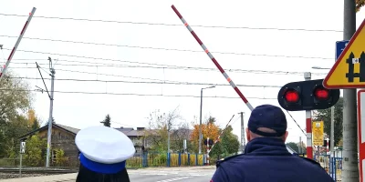 Policja i Straż Ochrony Kolei patrolują Świercze. Kontrolują przejazdy i rozdają odblaski