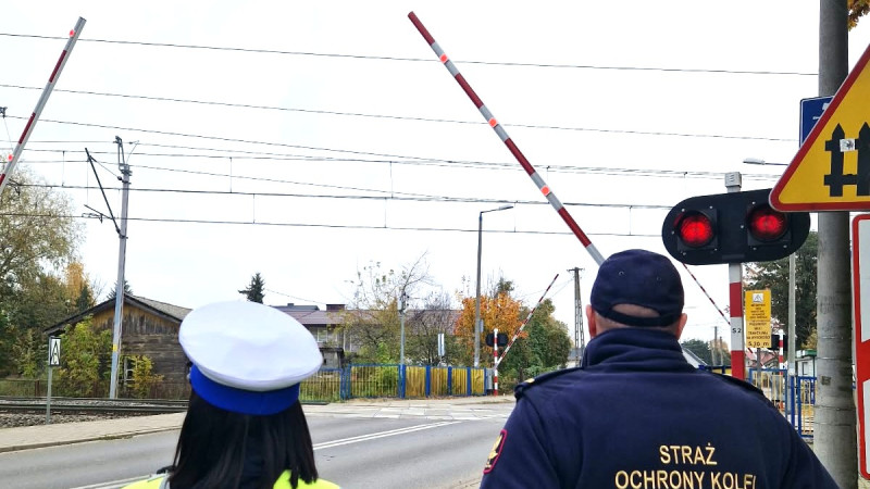 Policja i Straż Ochrony Kolei patrolują Świercze. Kontrolują przejazdy i rozdają odblaski