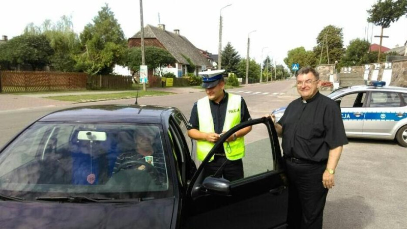 Pułtuscy policjanci prowadzili kontrole drogowe z księdzem