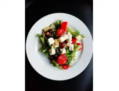 Wyśmienita sałatka z tuńczykiem: Prosty przepis na smakowitą i zdrową potrawę.