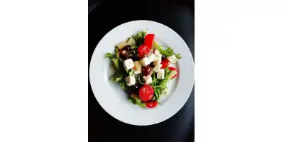 Wyśmienita sałatka z tuńczykiem: Prosty przepis na smakowitą i zdrową potrawę.