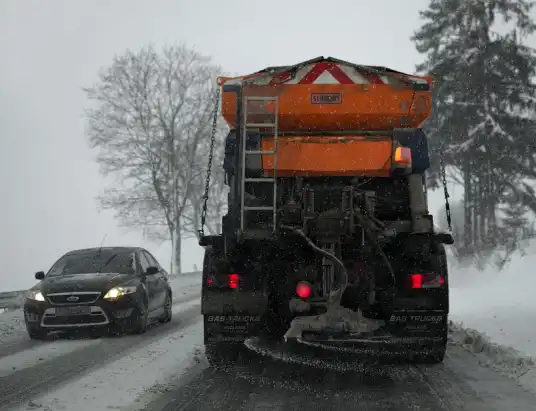 Oblodzone drogi i chodniki na Mazowszu - ostrzeżenie meteo