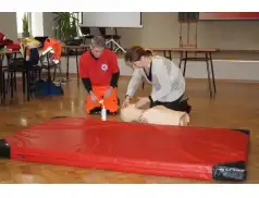Jak udzielić pierwszej pomocy przedmedycznej? - pokazy ratownictwa w pułtuskim Prusie