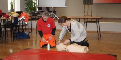 Jak udzielić pierwszej pomocy przedmedycznej? - pokazy ratownictwa w pułtuskim Prusie