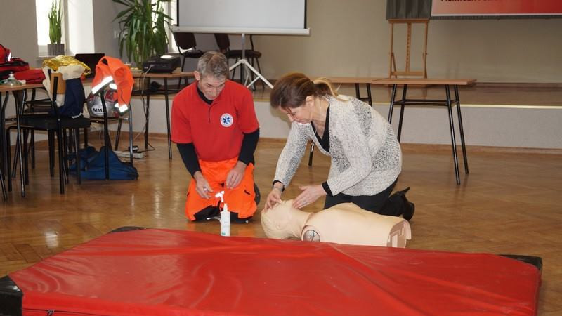 Jak udzielić pierwszej pomocy przedmedycznej? - pokazy ratownictwa w pułtuskim Prusie