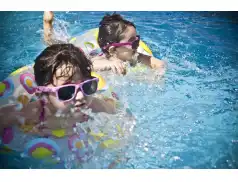 Bezpieczeństwo dzieci nad basenem: Kluczowe zasady i porady