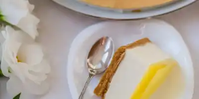 Piankowy sernik z mango