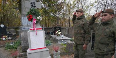 Żołnierska Pamięć. Terytorialsi z 5 Mazowieckiej Brygady Obrony Terytorialnej porządkowali groby żołnierzy
