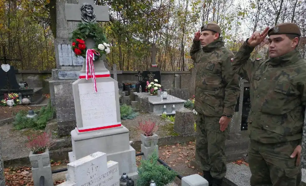 Żołnierska Pamięć. Terytorialsi z 5 Mazowieckiej Brygady Obrony Terytorialnej porządkowali groby żołnierzy