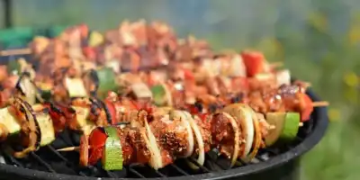 Szaszłyki z piekarnika z kurczakiem i boczkiem 