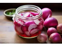 Cebulki w aromatycznej zalewie. Przepis na wykwintny dodatek do twoich potraw