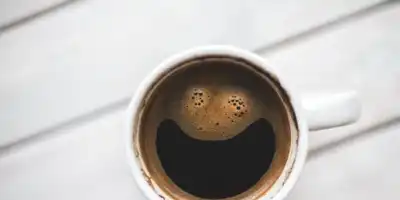 Nieestetyczny osad po kawie i herbacie na kubkach.