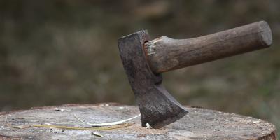 Zaatakował kolegę siekierą w Domosławiu. Najpierw bawili się i pili 