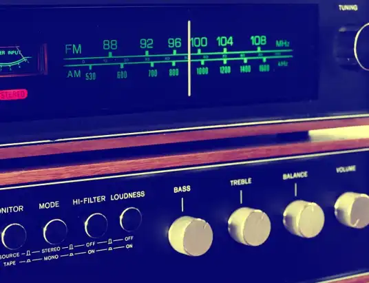 Radio w przestrzeni publicznej. Kiedy legalnie?
