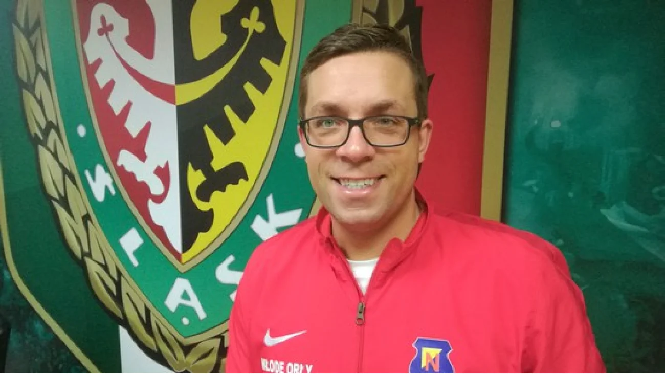 Trener Młodych Orłów Nadnarwianki Paweł Brodzki na stażu w drużynie Śląsk Wrocław
