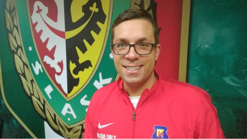 Trener Młodych Orłów Nadnarwianki Paweł Brodzki na stażu w drużynie Śląsk Wrocław