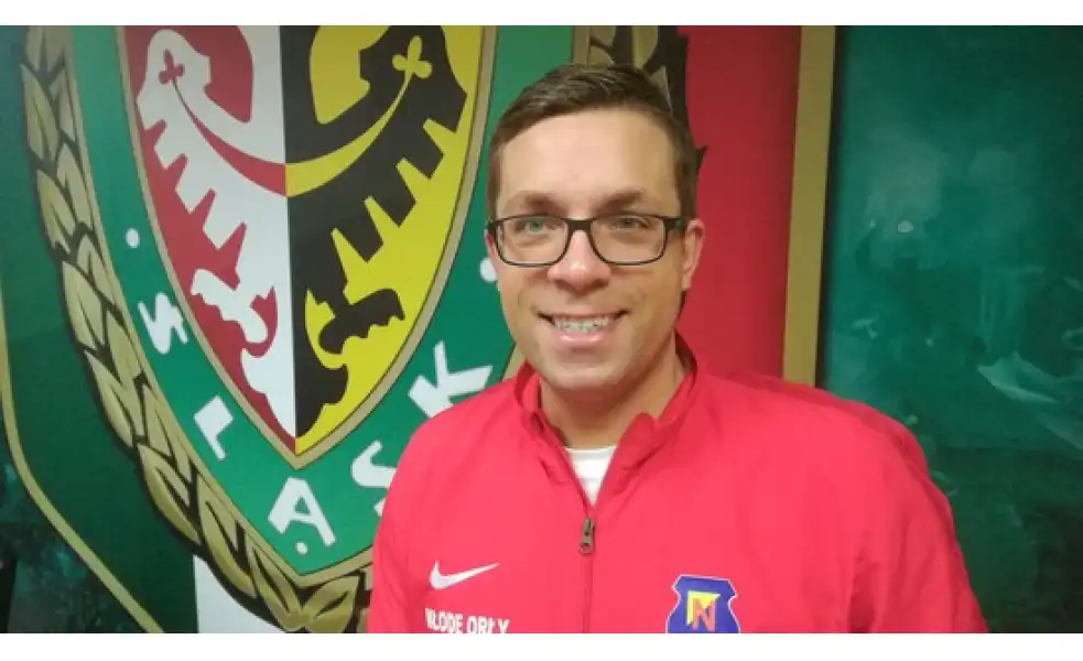 Trener Młodych Orłów Nadnarwianki Paweł Brodzki na stażu w drużynie Śląsk Wrocław