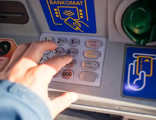 Oklejony bankomat naklejkami z kodami QR? Nowa sztuczka oszustów!