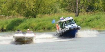 Pijany sterował łodzią po Narwi