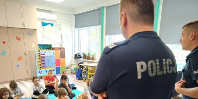 Policjanci odwiedzają szkoły w powiecie pułtuskim. Szczególna uwaga na hulajnogi