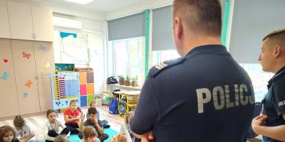 Policjanci odwiedzają szkoły w powiecie pułtuskim. Szczególna uwaga na hulajnogi