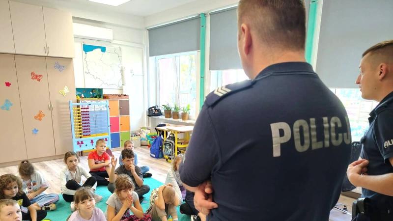 Policjanci odwiedzają szkoły w powiecie pułtuskim. Szczególna uwaga na hulajnogi