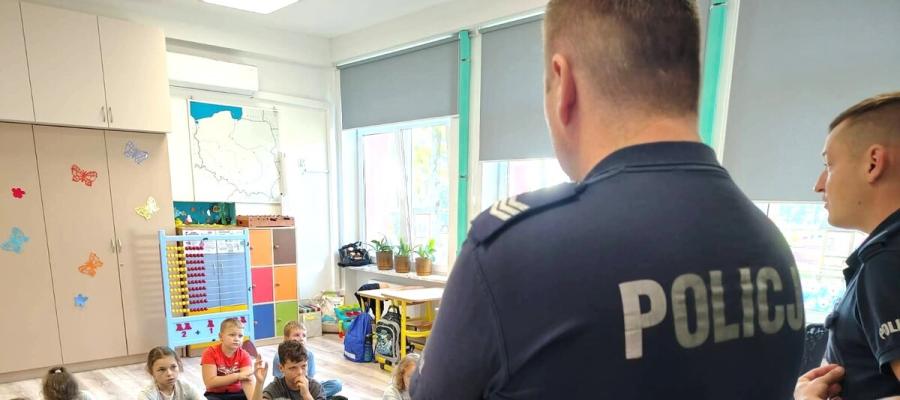 Policjanci odwiedzają szkoły w powiecie pułtuskim. Szczególna uwaga na hulajnogi