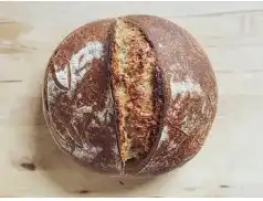 Domowy chleb buraczkowy.