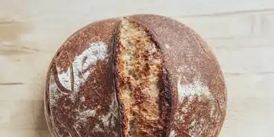 Domowy chleb buraczkowy.