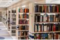 Regały z książkami w bibliotece — zdjęcie ilustracyjne