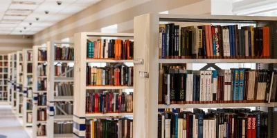 Regały z książkami w bibliotece — zdjęcie ilustracyjne