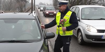 Dzień Kobiet 2018 w Pułtusku. Policjanci rozdawali kobietom tulipany