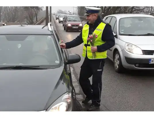 Dzień Kobiet 2018 w Pułtusku. Policjanci rozdawali kobietom tulipany
