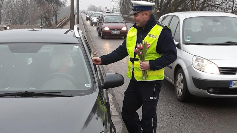 Dzień Kobiet 2018 w Pułtusku. Policjanci rozdawali kobietom tulipany